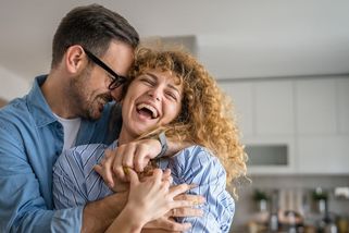 Empatie, pochopení, úcta a žádný strach z menstruace. Muž se starší sestrou je vztahová výhra - Proženy.cz